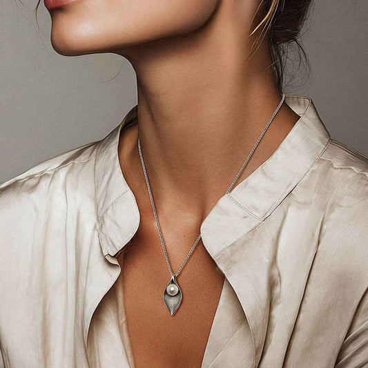 pearl necklace - leaf of protection - Lyra