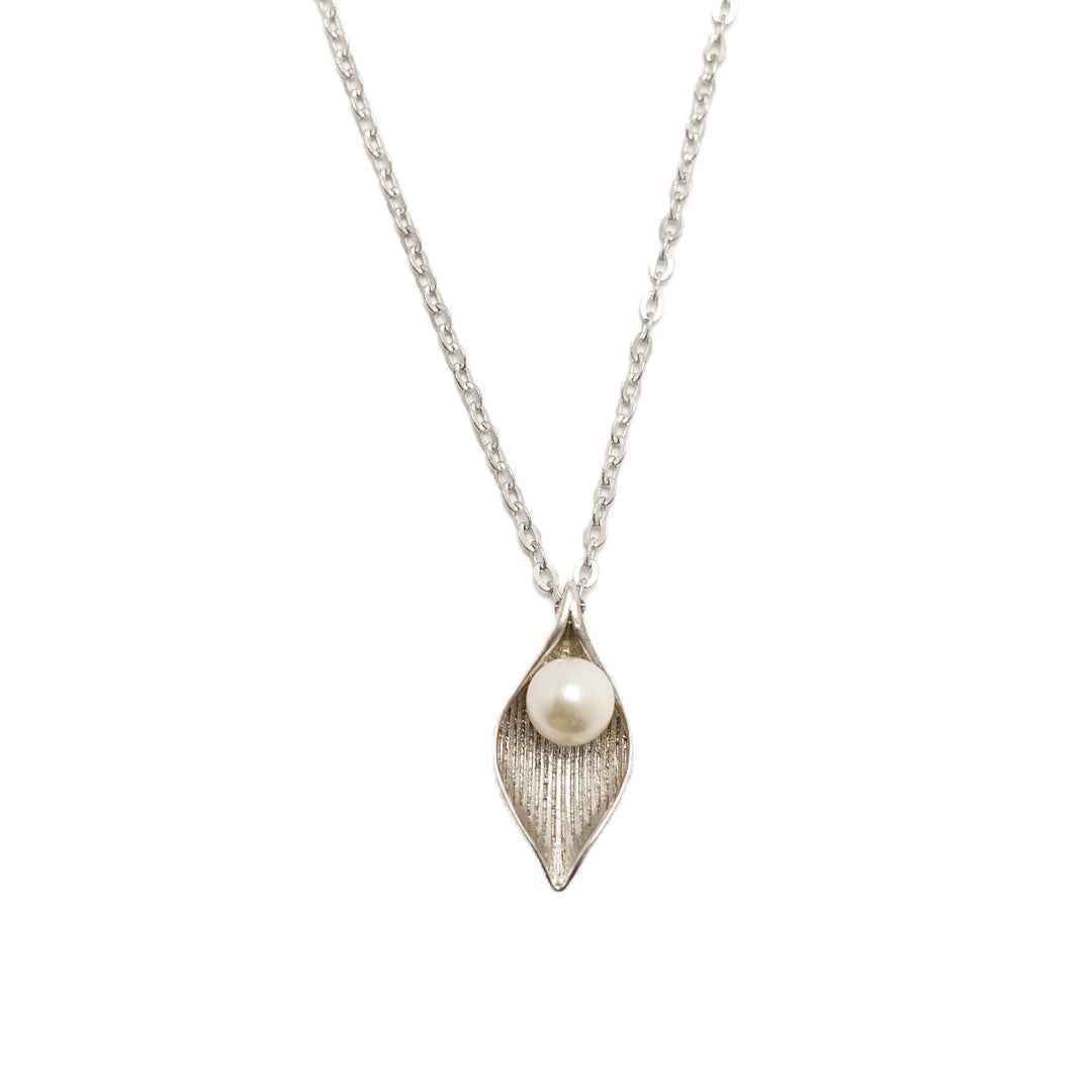 pearl necklace - leaf of protection - Lyra