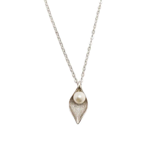 pearl necklace - leaf of protection - Lyra