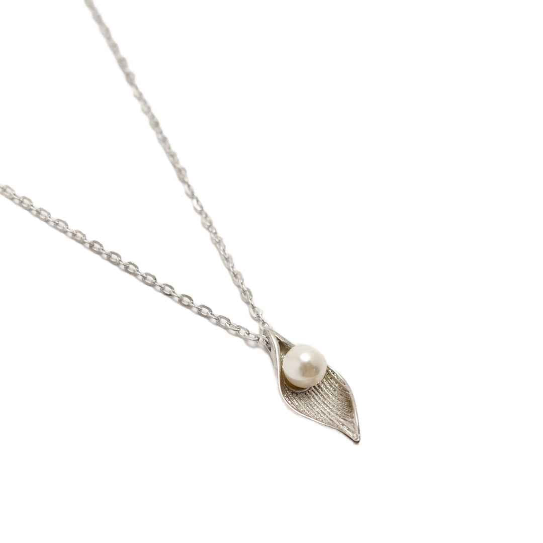 pearl necklace - leaf of protection - Lyra