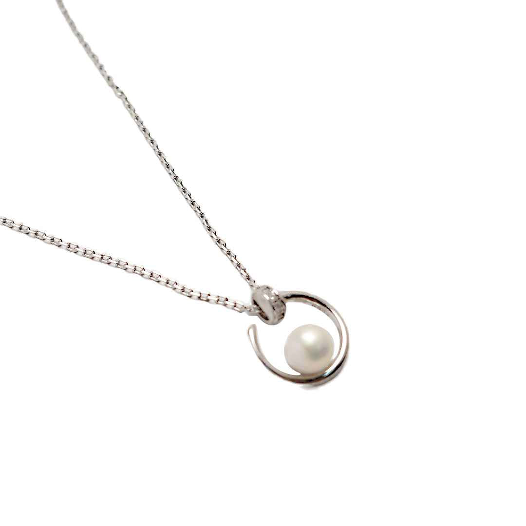 pearl necklace - moon cradle - Lyra